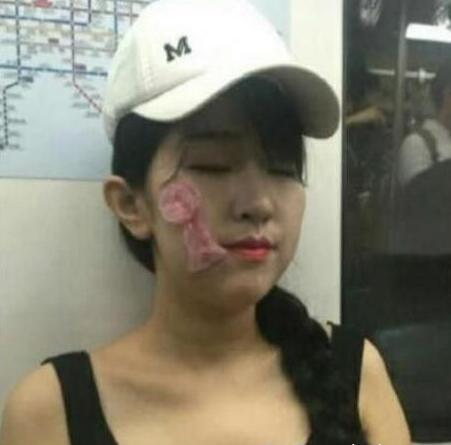 幽默段子:我手机上设置了一个屏幕碎裂的桌面,拿去和朋友开玩笑