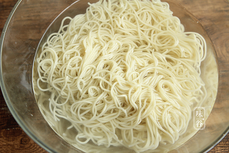 葱油面好吃不难做,一把小葱一把面,葱香十足,连吃一周也不腻