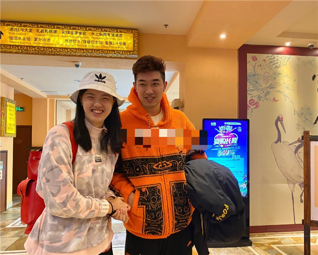 小别胜新婚!张常宁搂着冠希哥进酒店 小两口很恩爱笑得合不拢嘴