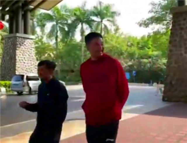 小别胜新婚!张常宁搂着冠希哥进酒店 小两口很恩爱笑得合不拢嘴