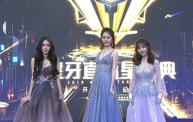 虎牙星盛典女主播很抢眼,张大仙又胖了,韦神遗憾缺席直播打比赛