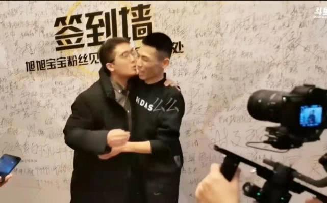 DNF:旭旭宝宝被粉丝狂亲,水友们吐槽都是为了韩茜茜间接接吻