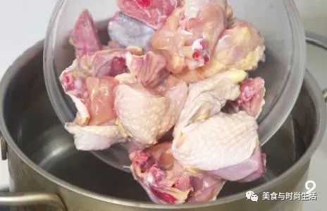 只用一勺盐调味,这样做的鸡汤,又鲜又嫩,营养滋补,老少皆宜