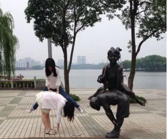 搞笑GIF趣图:妹子,智能马桶感觉怎么样?