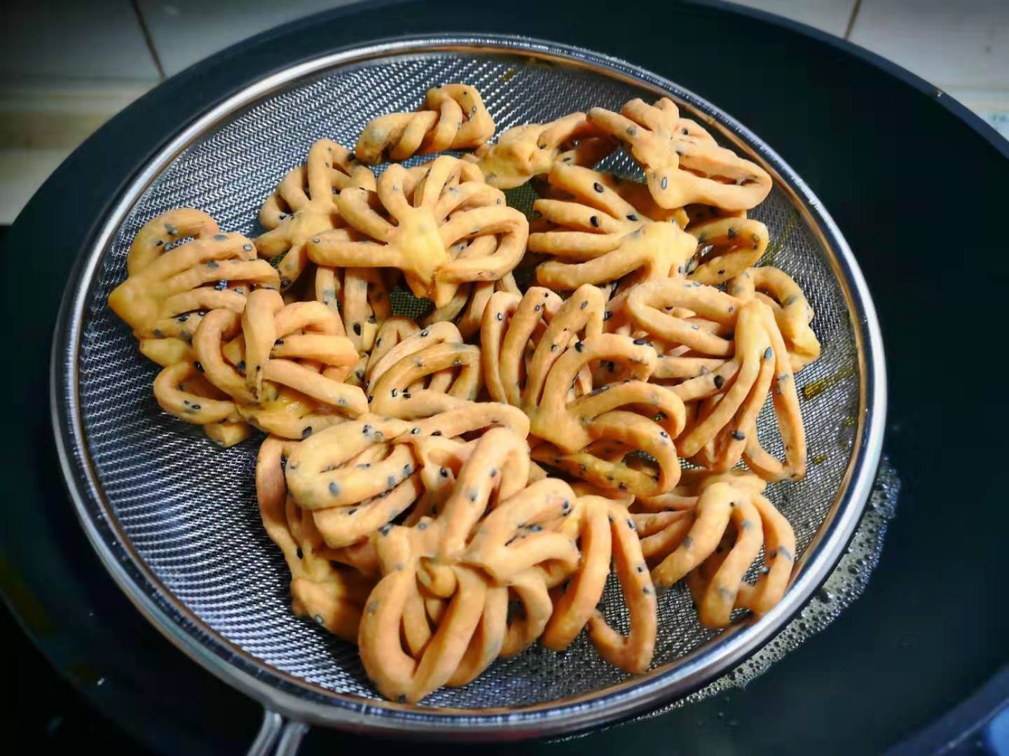过年孩子就馋这零食,香甜酥脆,我家年年都会做,好吃还解馋