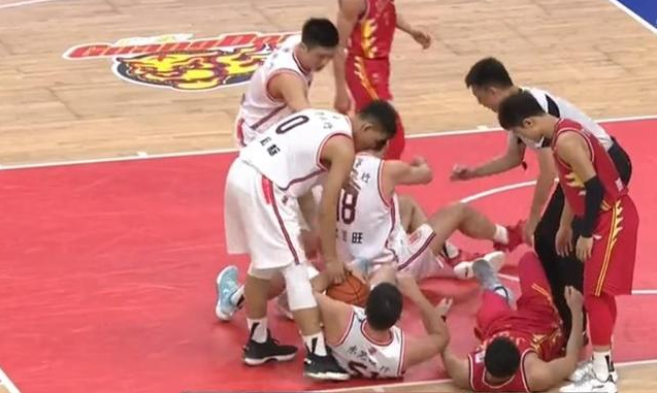 精神可嘉!广东主场成功复仇吉林,队宠万圣伟诠释职业精神!