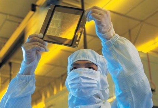 说好的永不断“芯”?全球第一芯片厂倒戈,华为20%订单“被砍