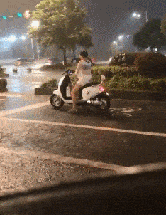 爆笑GIF:妹子工作不努力,恶搞到挺下劲的