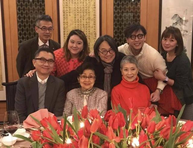 香港资深艺人患呼吸疾病身材消瘦 做单亲妈妈多年为儿子拒绝再婚