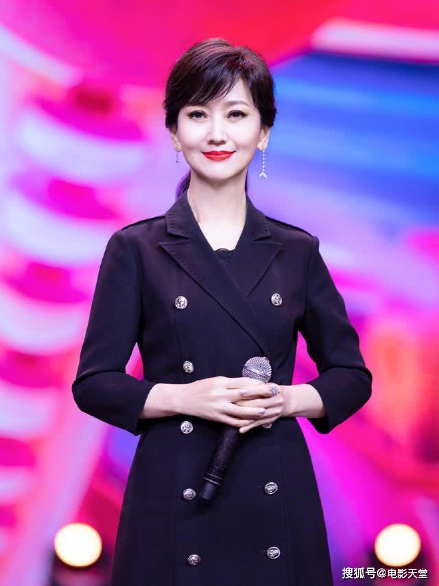 白娘子也老了!去掉磨皮滤镜的赵雅芝皱纹明显,退圈前力捧儿子?