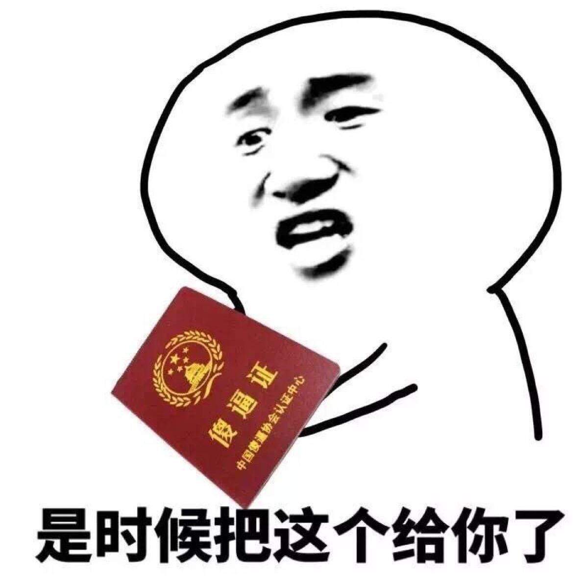幽默笑话:单位聚餐 同事们都给老总敬酒 只有我看着他们一动也不动