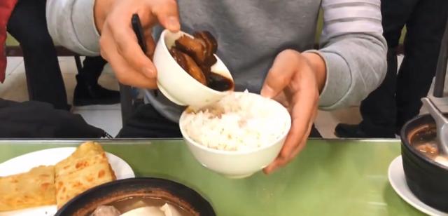 哈尔滨特色美食砂锅坛肉,肥而不腻入口即化,配饭绝搭