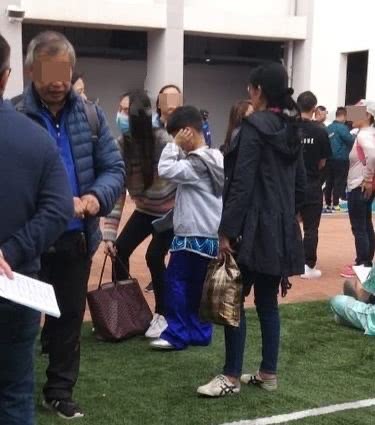 李泽楷梁洛施分手九年首度合体!同场为儿子武术比赛打气聊个不停