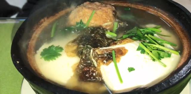 哈尔滨特色美食砂锅坛肉,肥而不腻入口即化,配饭绝搭