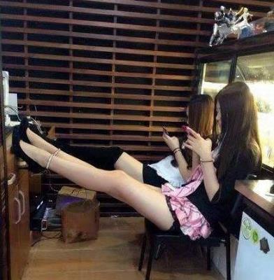 搞笑GIF:女人确实挺厉害的,这么多东西扛动,优秀