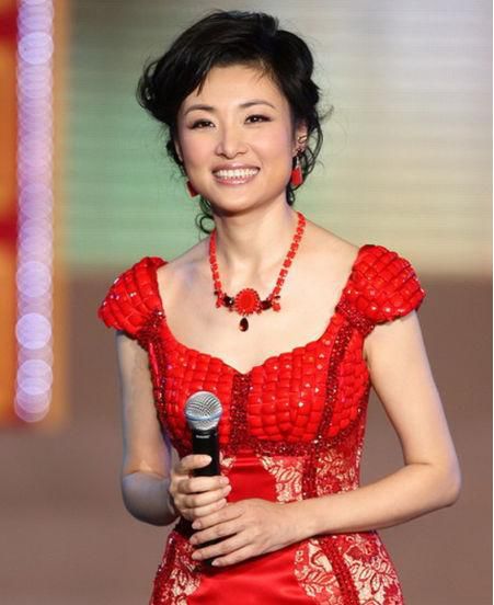 央视女主持个个牛!周涛董卿既能主持又能导演,卫视女主持差太多