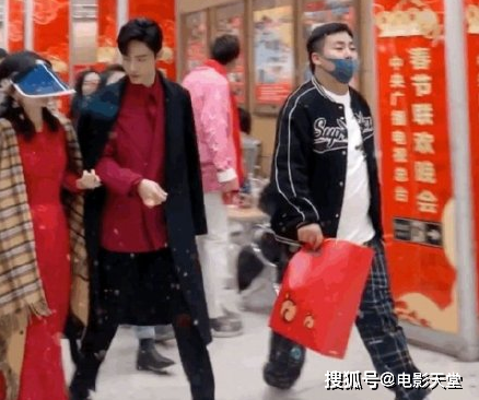 明星口罩已经装备,王俊凯颜值不受影响,肖战海绵口罩不合格