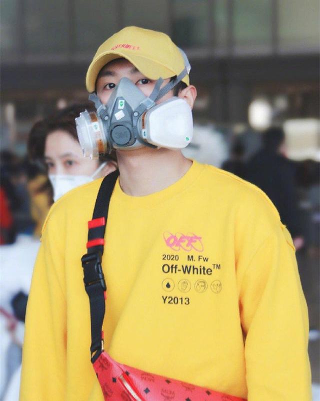 李汶翰戴3M防护面罩走机场被指浮夸,春晚成伴舞,网友:最惨C位