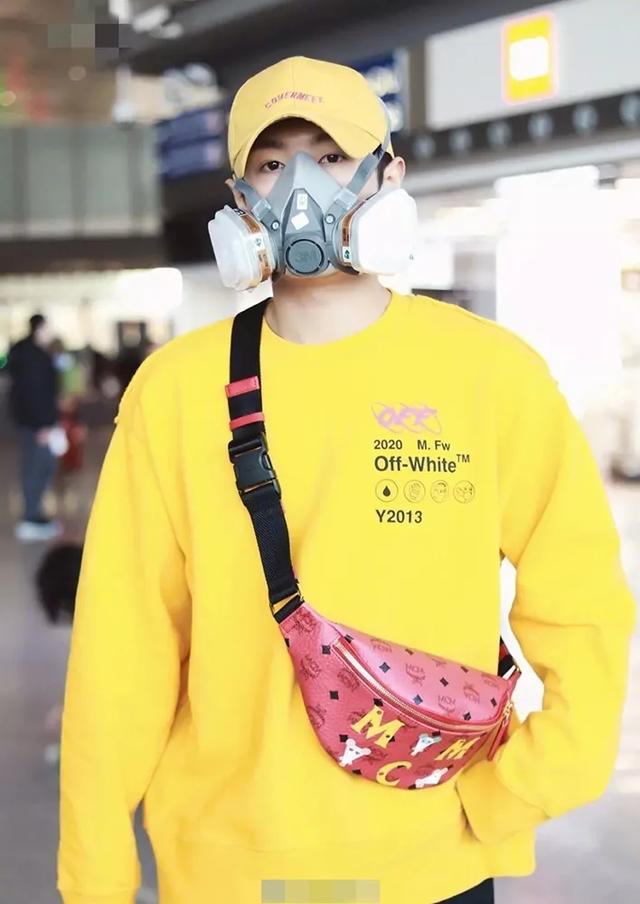 李汶翰戴3M防护面罩走机场被指浮夸,春晚成伴舞,网友:最惨C位