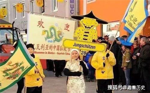 欧洲这个小镇,每年都按中国习俗过年,帽子上4个汉字却闹了笑话