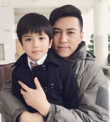 靳东是她的第二任丈夫,如今幸福美满,4岁儿子被赞最帅星二代