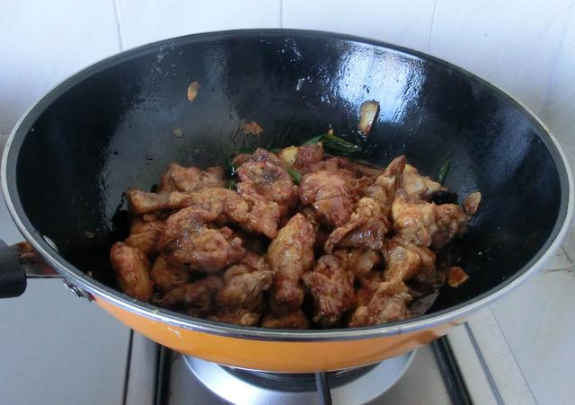 黄焖鸡为何总没有“饭店味道”?教你2个诀窍,香浓美味很简单