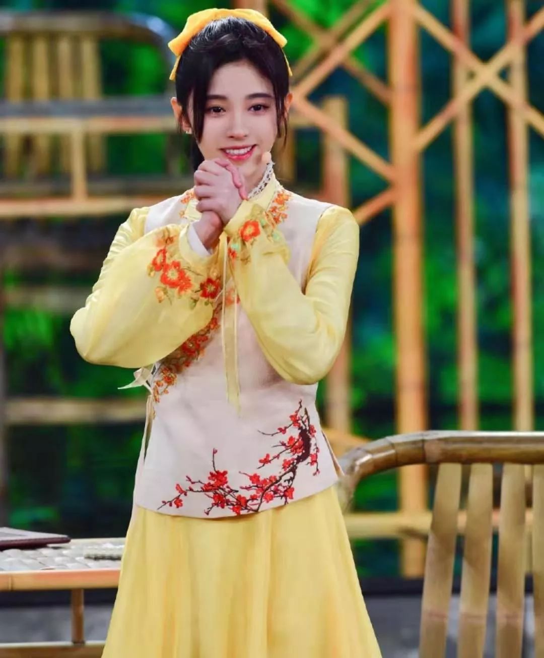 鞠婧祎《春晚》后又被质疑变脸,鼻子变大,网友嘲讽该返厂重修