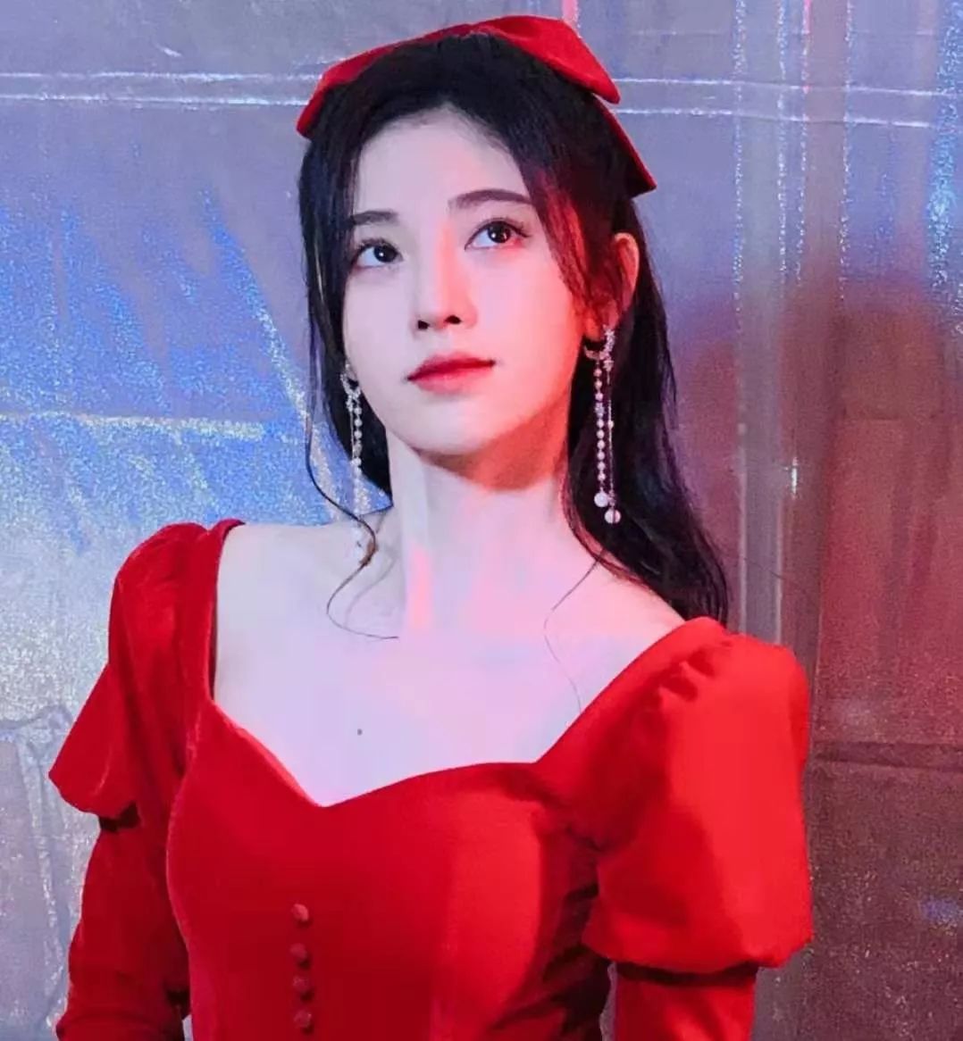鞠婧祎《春晚》后又被质疑变脸,鼻子变大,网友嘲讽该返厂重修
