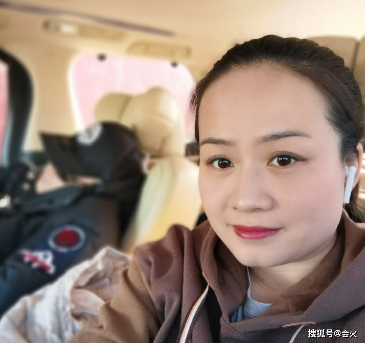 岳云鹏妻子罕见晒女儿正面照,小眼睛圆脸像极小岳岳,很可爱