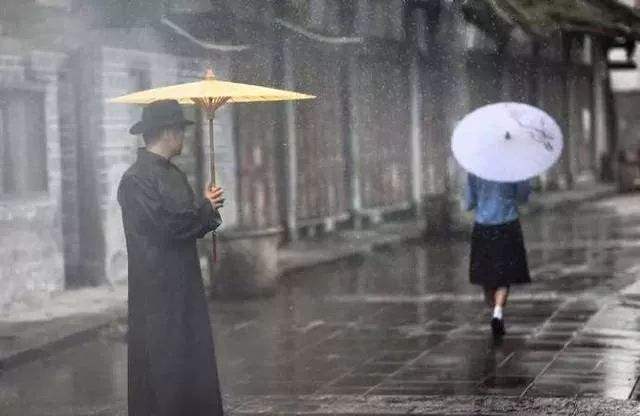 我养字为生,流落到此世——读《一把油纸伞》