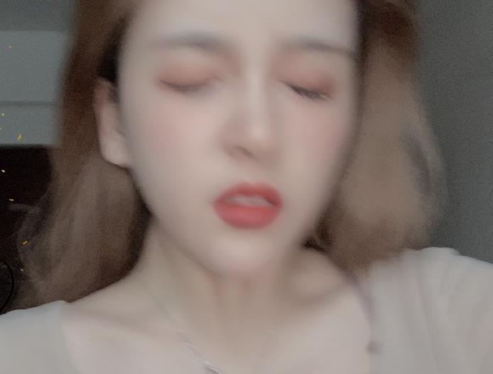 这就是女神宅在家的样子?Rita发型凌乱睡眼迷离还坚持营业