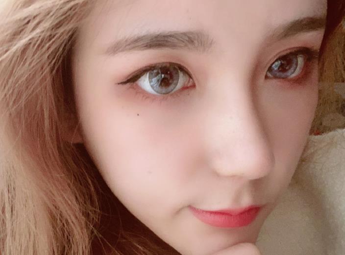 这就是女神宅在家的样子?Rita发型凌乱睡眼迷离还坚持营业