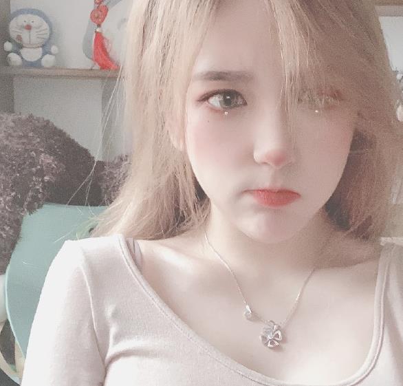 这就是女神宅在家的样子?Rita发型凌乱睡眼迷离还坚持营业