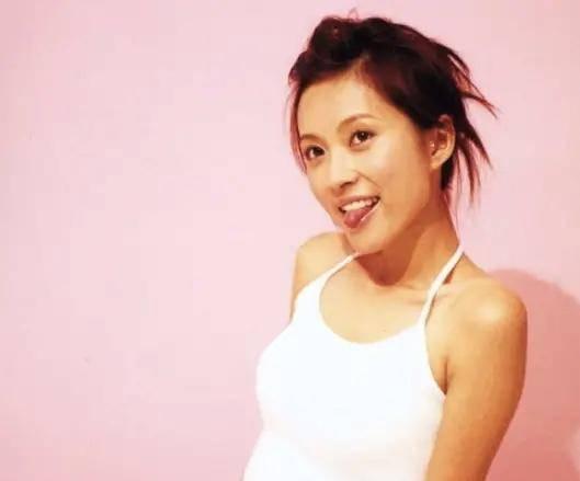 40岁香港玉女歌手两度失婚再嫁韩国嫩男 丈夫对待两继子视如己出