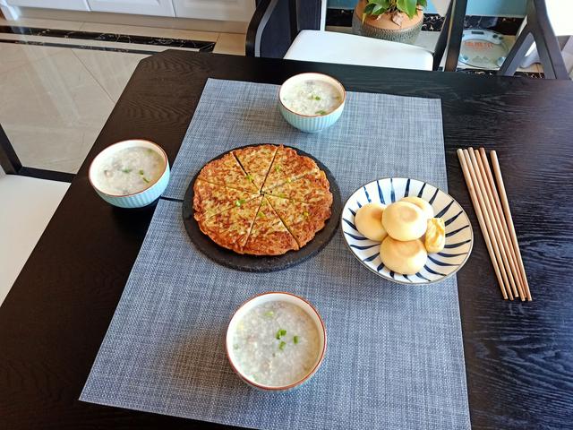 1桌早餐晒朋友圈,1个煎饼引发大讨论,网友:对北方人杀伤力巨大