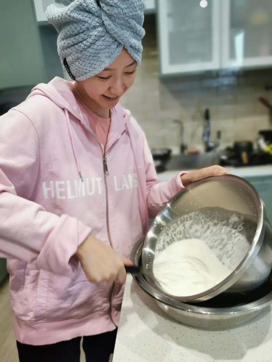 唐一菲晒照为二胎闺女庆生,凌潇肃卖力打发奶油,无意中秀恩爱