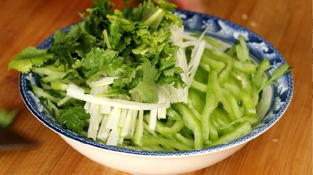 豆腐皮别炒着吃了,这样简单一做,我家一周吃6次,比吃肉还香