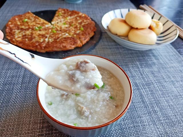 1桌早餐晒朋友圈,1个煎饼引发大讨论,网友:对北方人杀伤力巨大