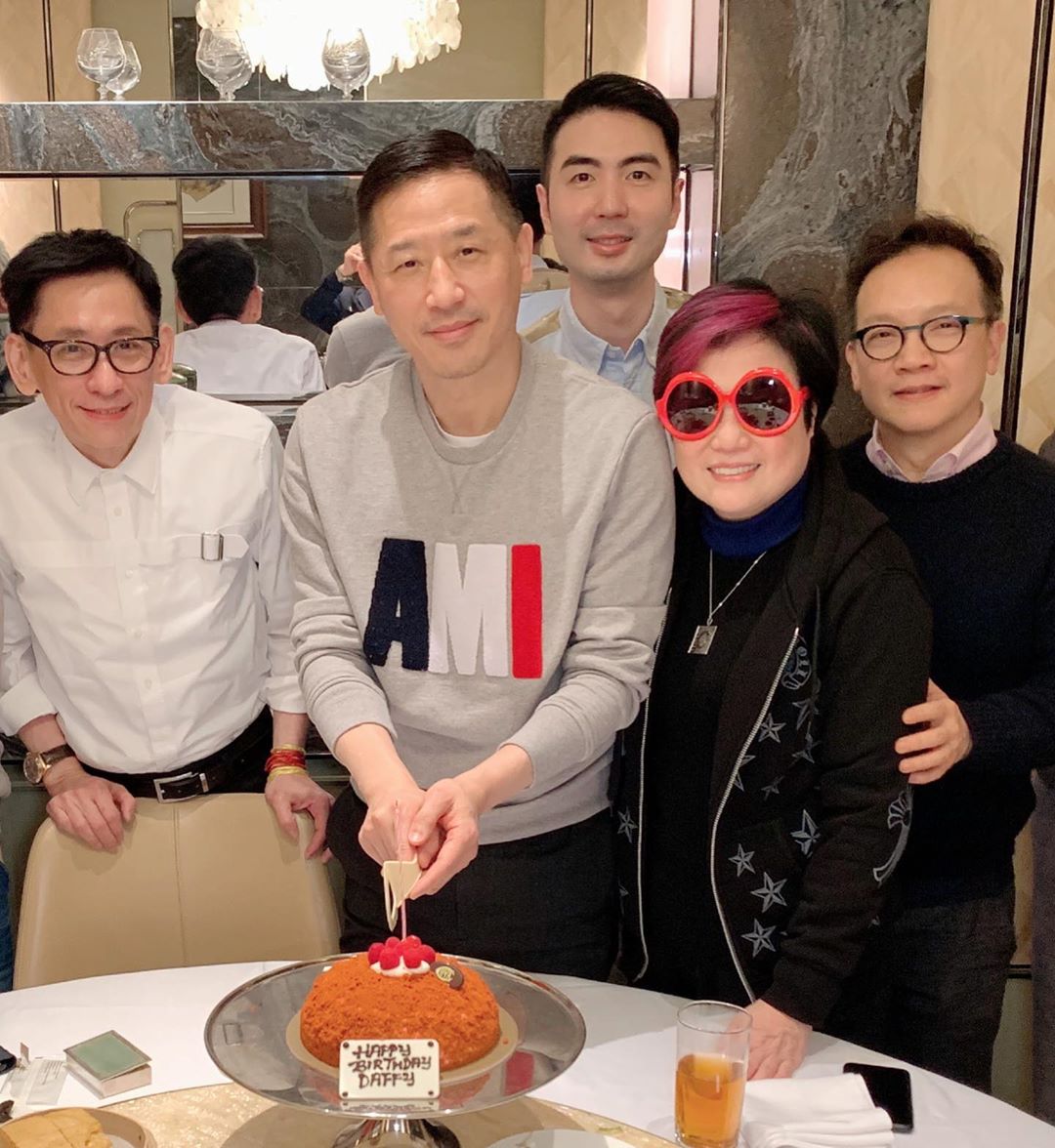 张国荣经纪人全家为唐鹤德庆生,61岁唐生显年轻