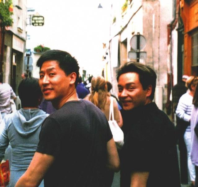 张国荣经纪人全家为唐鹤德庆生,61岁唐生显年轻