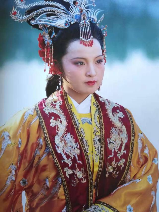 尤二姐葬礼上,那个身份神秘的男人,才是最不应该出现的人