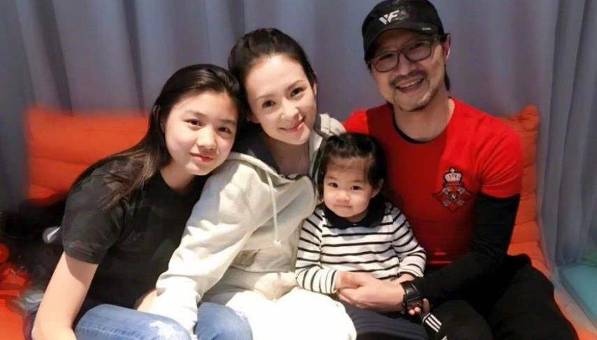 章子怡被曝回国坐月子,汪峰携女儿醒醒探望,依旧不见小苹果