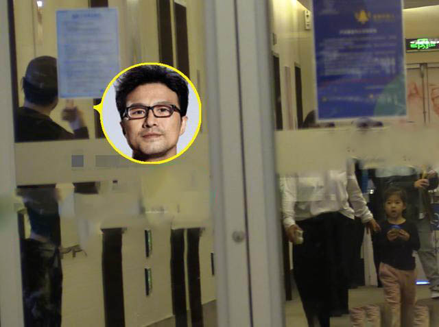 章子怡被曝回国坐月子,汪峰携女儿醒醒探望,依旧不见小苹果