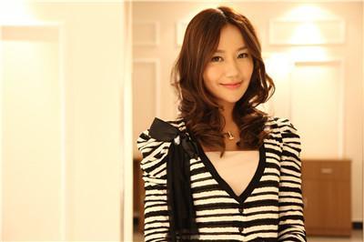 她是张国立的干女儿,被捧12年始终不火,如今嫁豪门成阔太