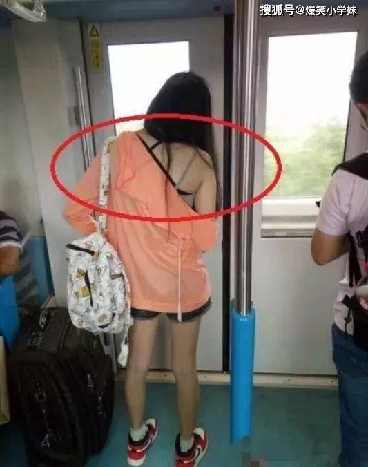 爆笑GIF:衣服坏了就别穿出门了吧,真是尴尬