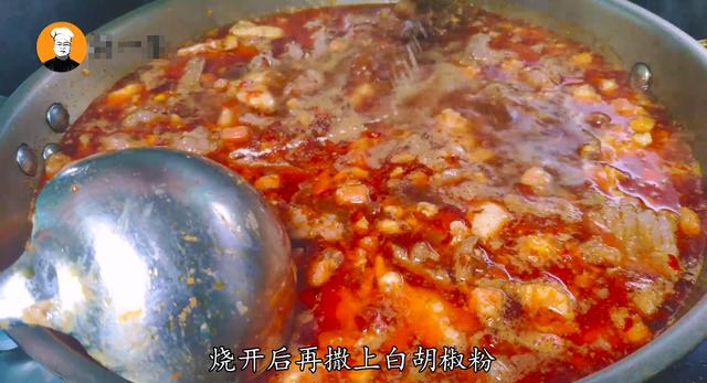 老刘做水煮大杂烩,满满一锅边烧边吃,和朋友吃肉喝酒,过瘾