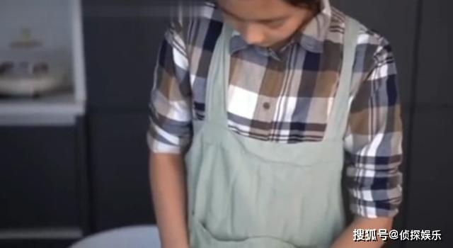 多多亲自为妹妹做糖水,厨艺深得爸爸黄磊真传,弟弟童言萌化了