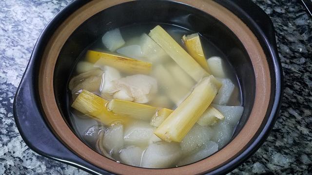 甘蔗马蹄糖水的做法,做法简单味道不错,喜欢不妨多喝一点