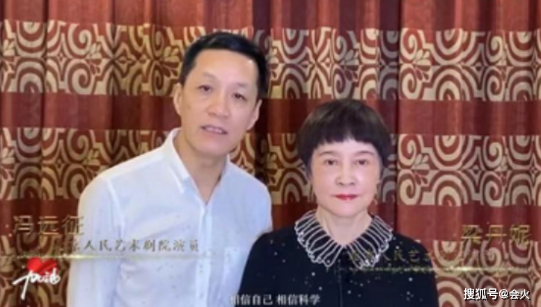 冯远征和65岁妻子罕同框,57岁冯远征反显老,相伴27年始终无子