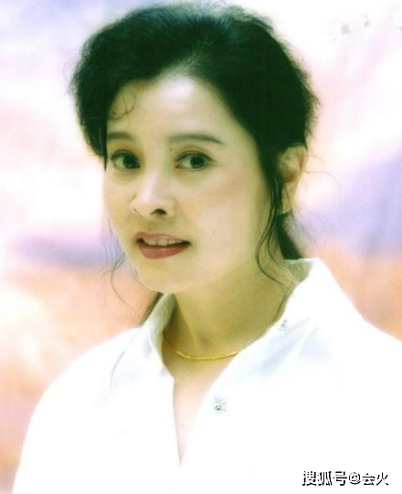 冯远征和65岁妻子罕同框,57岁冯远征反显老,相伴27年始终无子